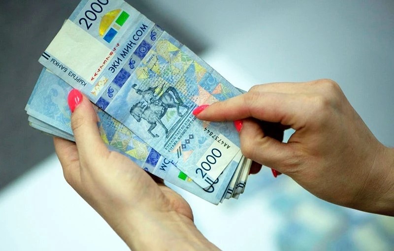 В Кыргызстане бюджетникам удвоили зарплату  