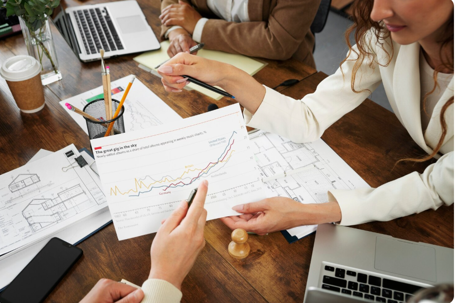 Рынок труда Узбекистана в 2025 году: замедление роста зарплат и высокий спрос на кадры